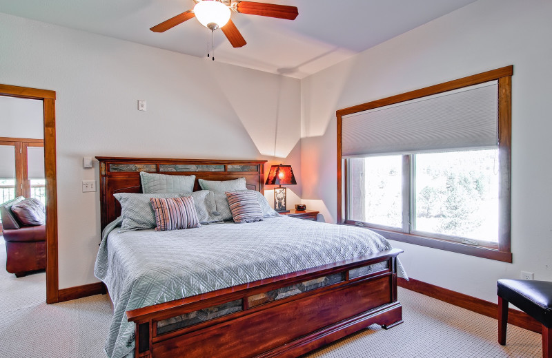 Guest bedroom at Black Canyon Inn.