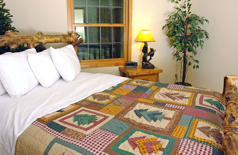 Cabin bedroom at The Beacons of Minocqua.