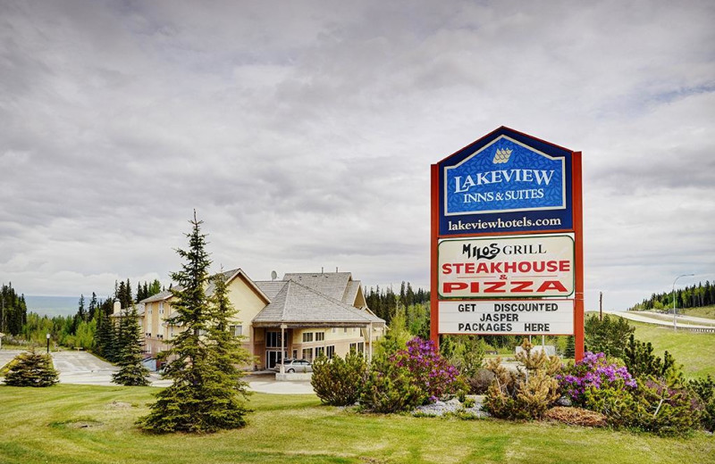 Exterior view of Lakeview Inn & Suites.