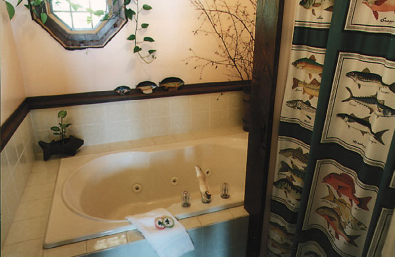 Cottage bathroom at The Inn on Gitche Gumee.