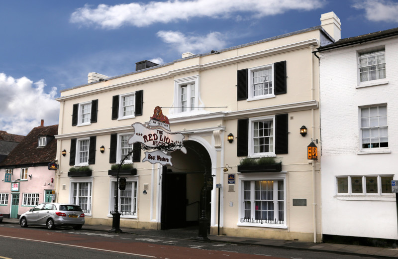 Exterior view of Red Lion Hotel.