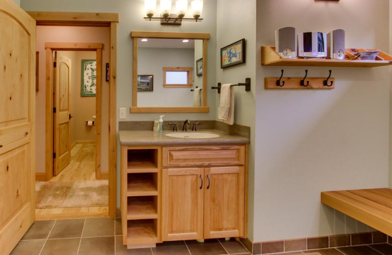 Guest bathroom at Olympic Foothills Lodge.