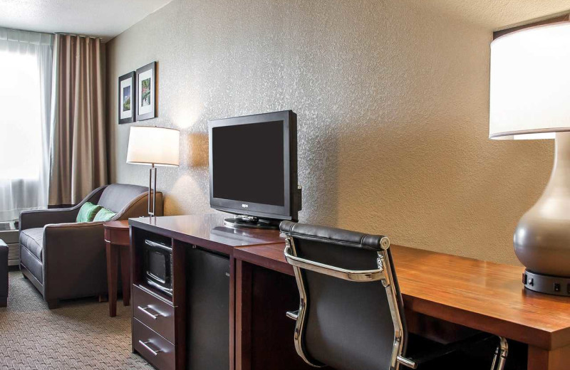 Guest room at Comfort Inn Fergus Falls.