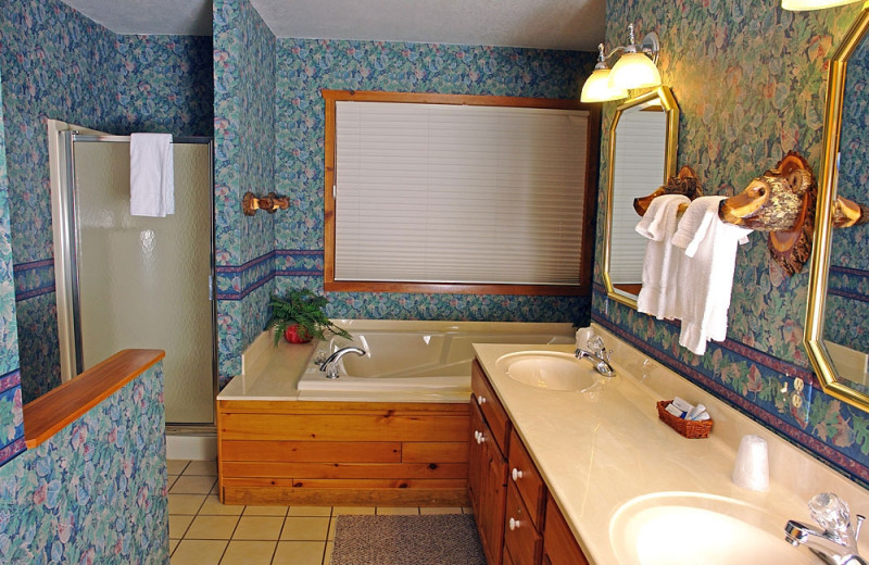 Cabin bathroom at The Beacons of Minocqua.