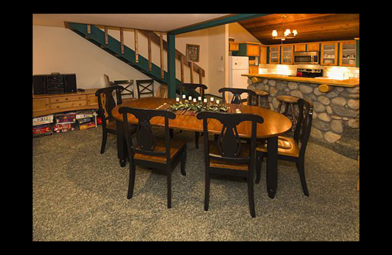 Vacation rental dining area at JetLiving.