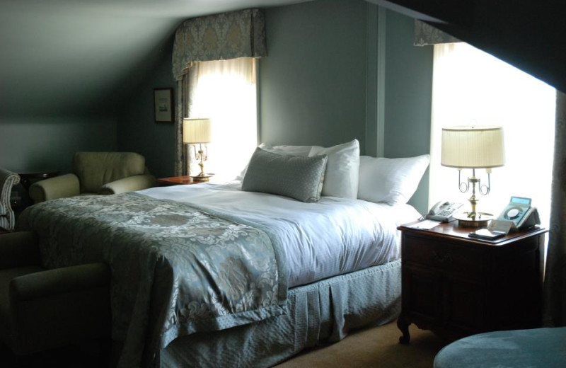 Guest room at Queen's Landing.