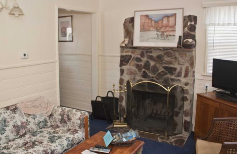 Cottage fireplace and living room at Blue Horizon Lodge.