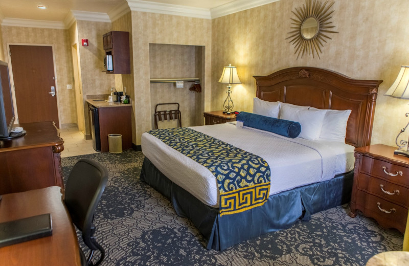 Guest room at The Best Western Abbey Inn Hotel.