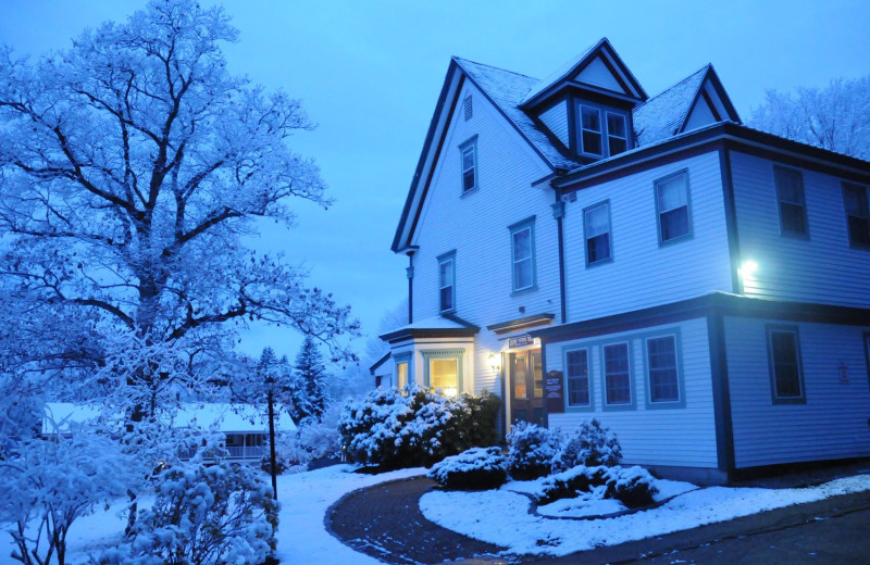 Exterior view of Oxen Yoke Inn.