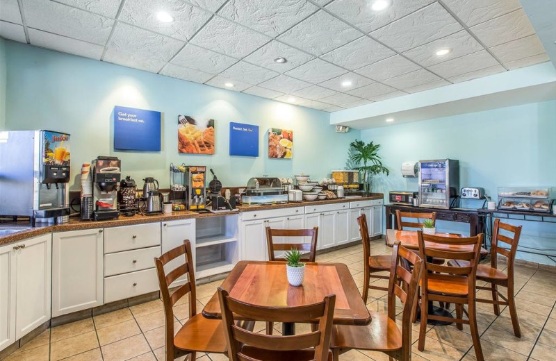 Dining at Comfort Inn & Suites, San Juan Levittown.