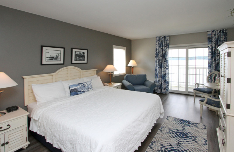 Guest room at Bay Pointe Inn Lakefront Resort.