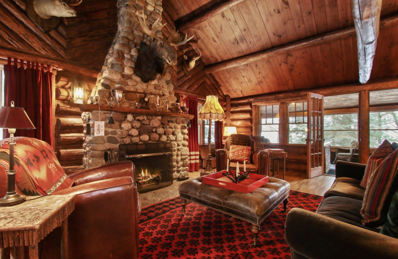 Living room at Spider Lake Lodge Bed 