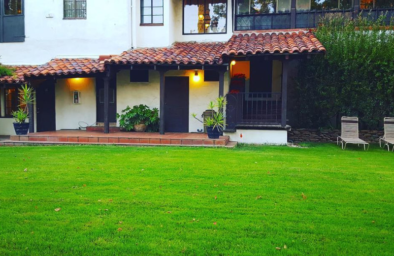 Exterior view of El Campo Casa Resort Motel.