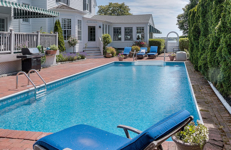 Outdoor pool at Harbor Knoll Bed 