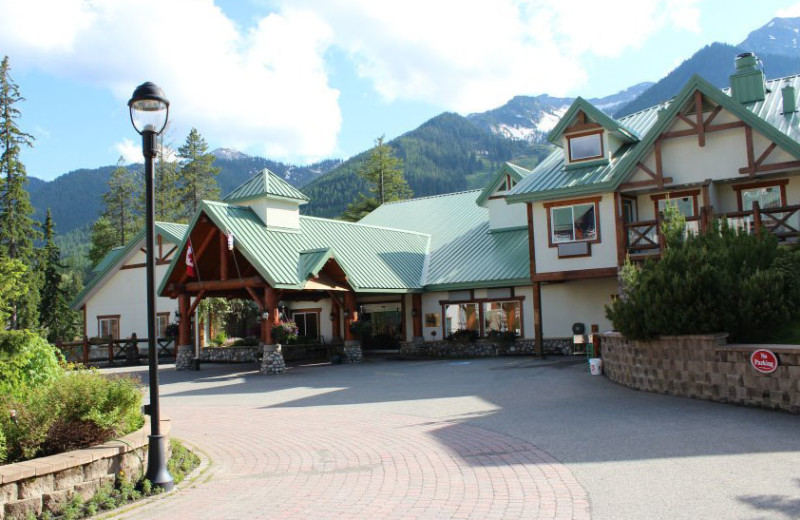 Exterior view of Lizard Creek Lodge.