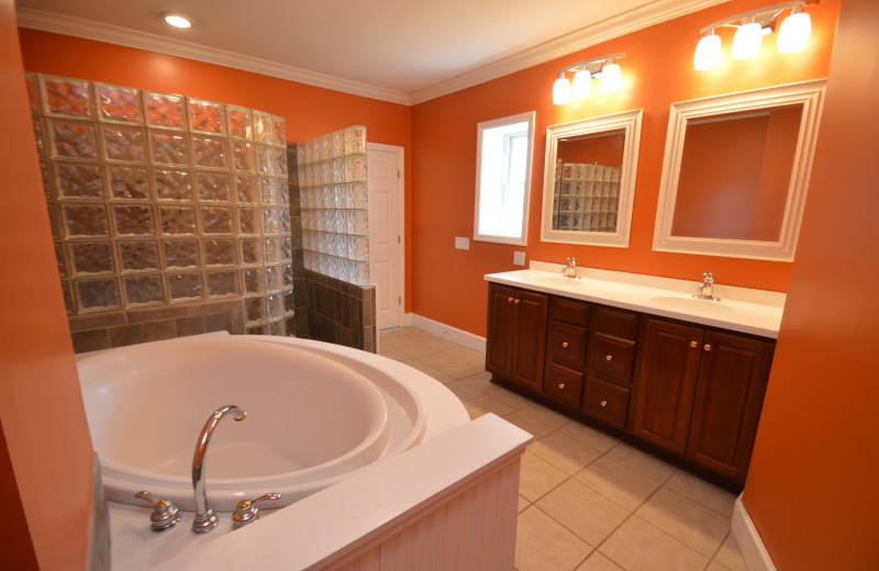 Guest bathroom at Waters Edge B&B Resort.