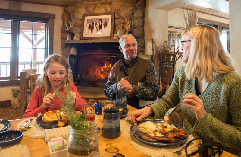 Family dining at Vista Verde Ranch.