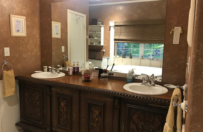 Cabin bathroom at Creekside Camp & Cabins.