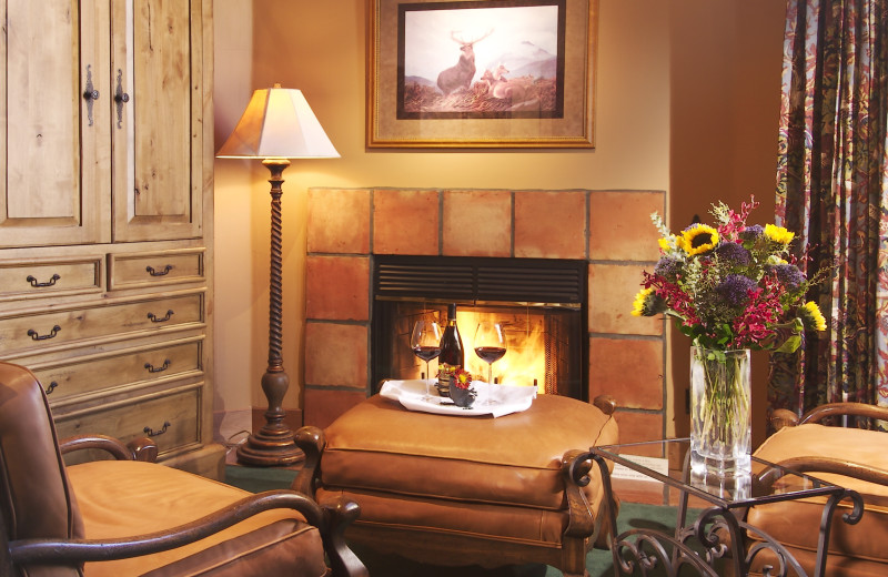 Guest living room at Rusty Parrot Lodge.