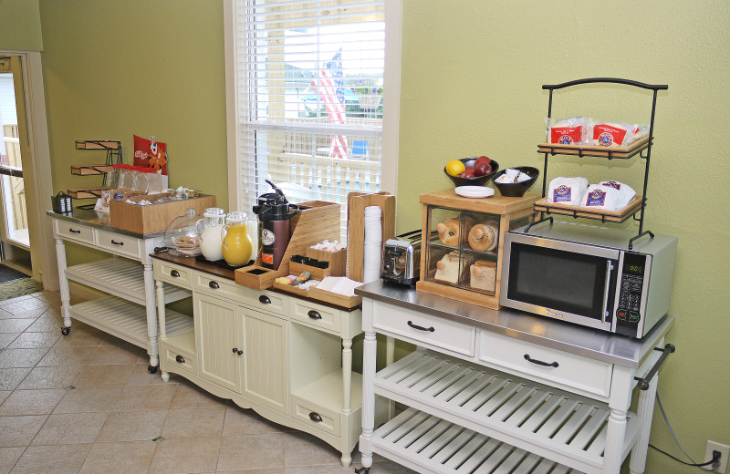 Breakfast dining at Outer Banks Inn.