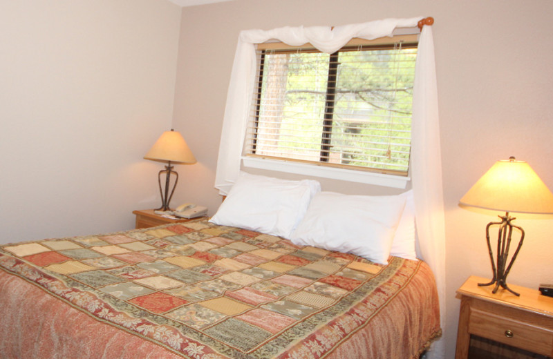 Guest bedroom at Streamside on Fall River.