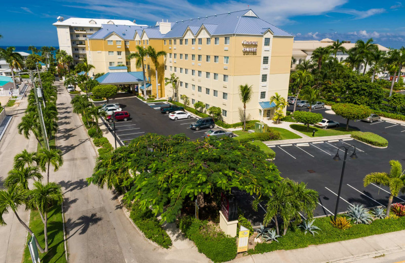 Exterior view of Comfort Suites & Resort.