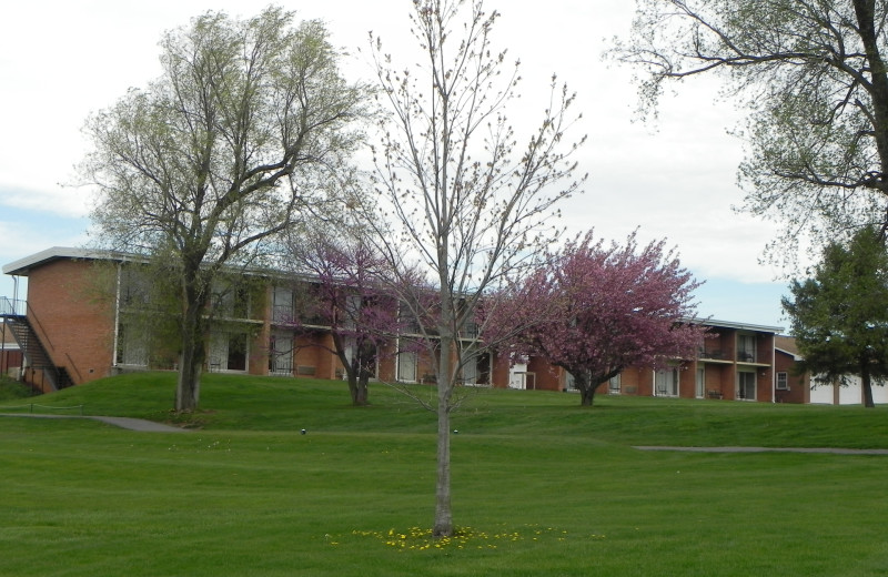 Motel exterior at Shenvalee Golf Resort.