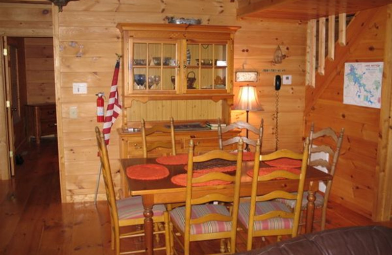 Cabin dining table at Avenair Mountain Cabins.