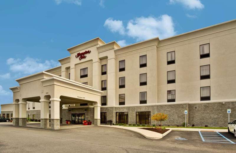 Exterior view of Hampton Inn Ft. Wayne/Dupont Road.