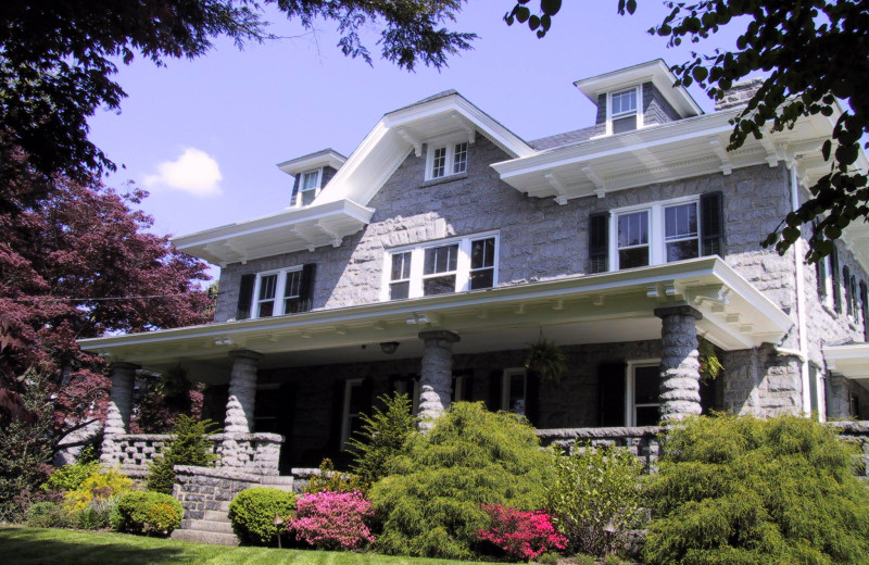 Exterior view of Kennett House Bed & Breakfast.