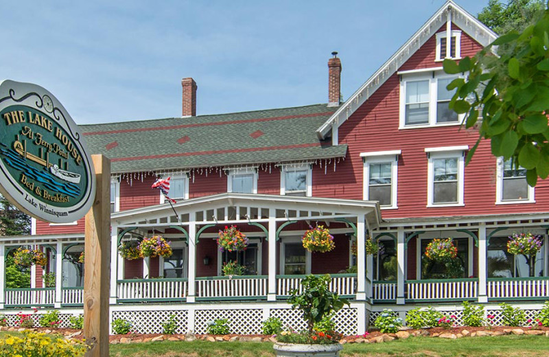 Exterior view of The Lake House at Ferry Point B&B.
