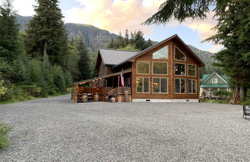 Exterior view of Screamin' Reels Lodge.