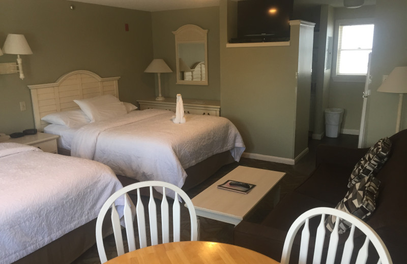 Guest room at OgunquitHotels.net.