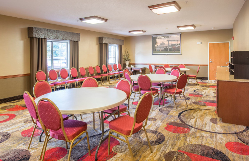 Meeting room at Comfort Suites Stevensville - St. Joseph.