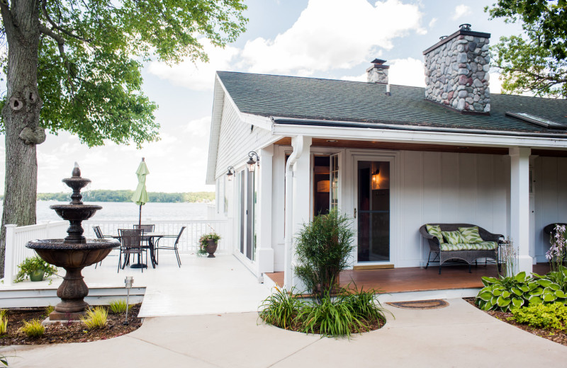 Exterior view of Bay Pointe Inn Lakefront Resort.