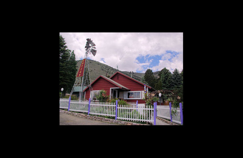 Exterior view of Lake View Lodge Lee Vining.