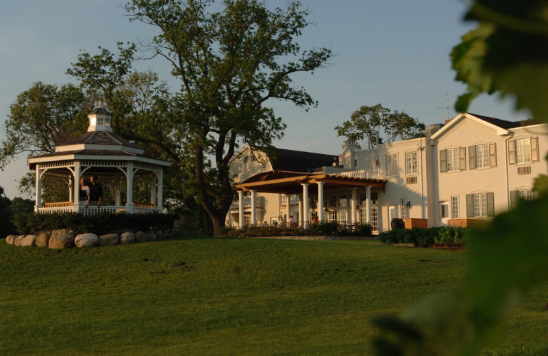 Exterior view of Riverbend Inn & Vineyard.