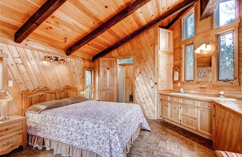 Cabin bedroom at Hummingbird Cabins.