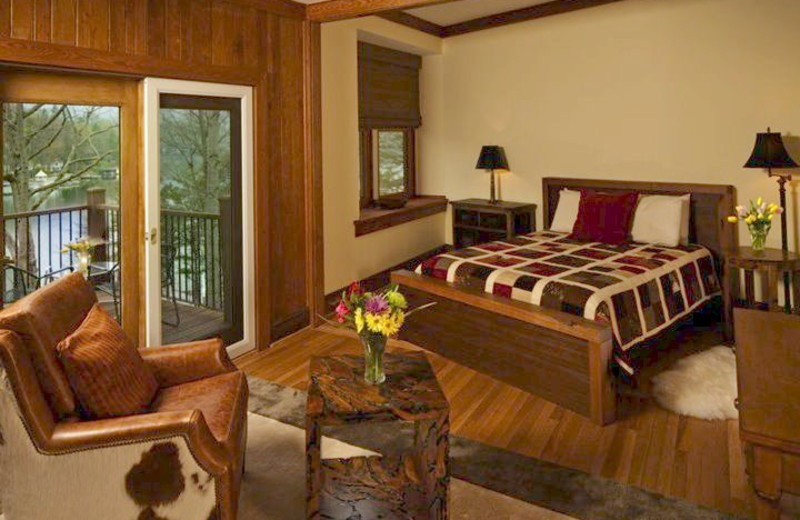 King Suite at Lodge On Lake Lure 