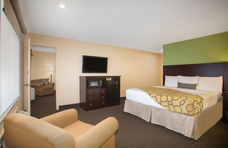 Guest room at Baymont by Wyndham Jefferson City.