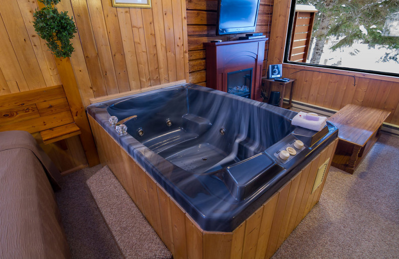 Cabin hot tub at Tallpine Lodges.