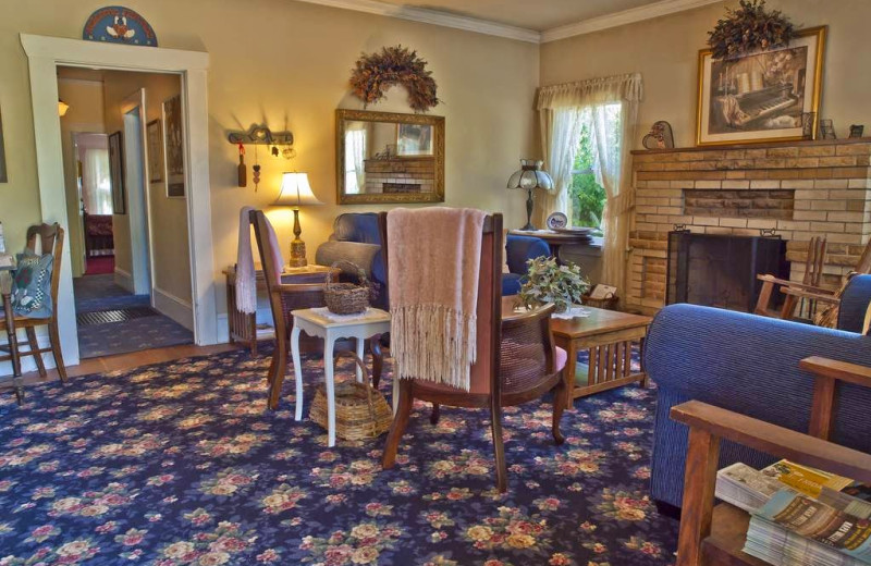 Guest living room at Shady Oaks Country Inn.