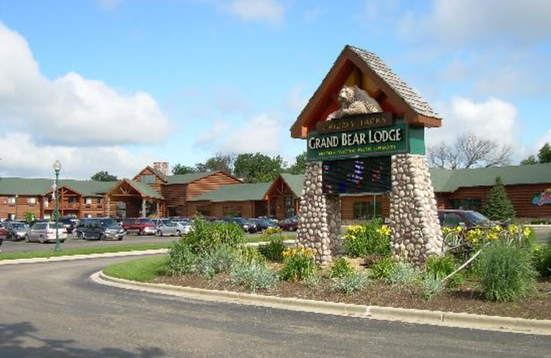 Exterior view of Grizzly Jacks Grand Bear Resort.