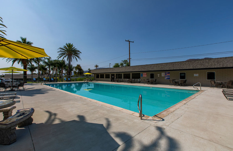 Outdoor pool at Lake Park RV Resort 