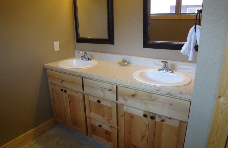 Rental home bathroom at Blue Water Lodge.