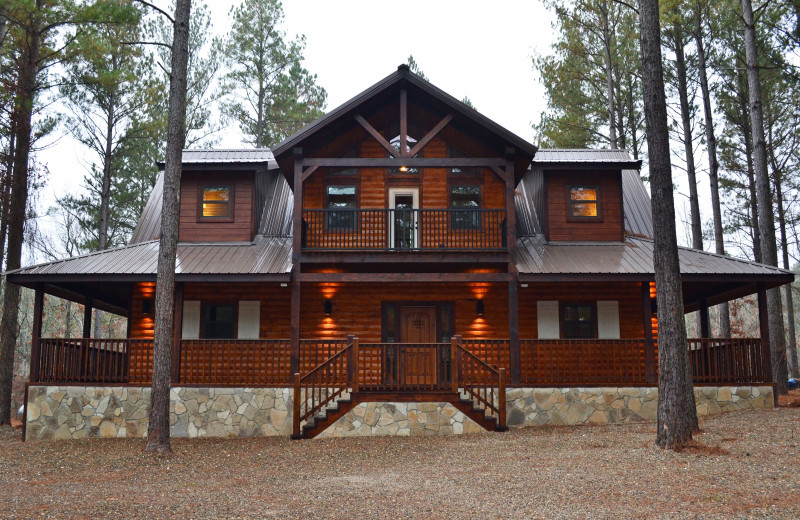 Exterior view of Heartpine Hollow Cabin.