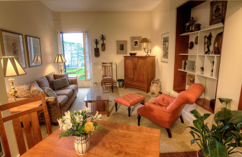 Guest living room at Geneva On The Lake.