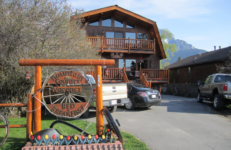 Exterior view of Mountain Country Bed and Breakfast.