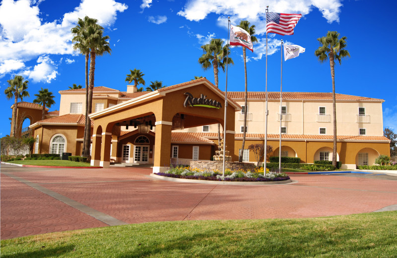 Exterior view of Radisson Suite Hotel Rancho Bernardo.