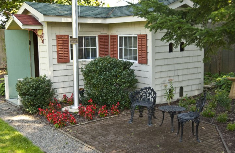 Garden patio at Cortland Alumni House.